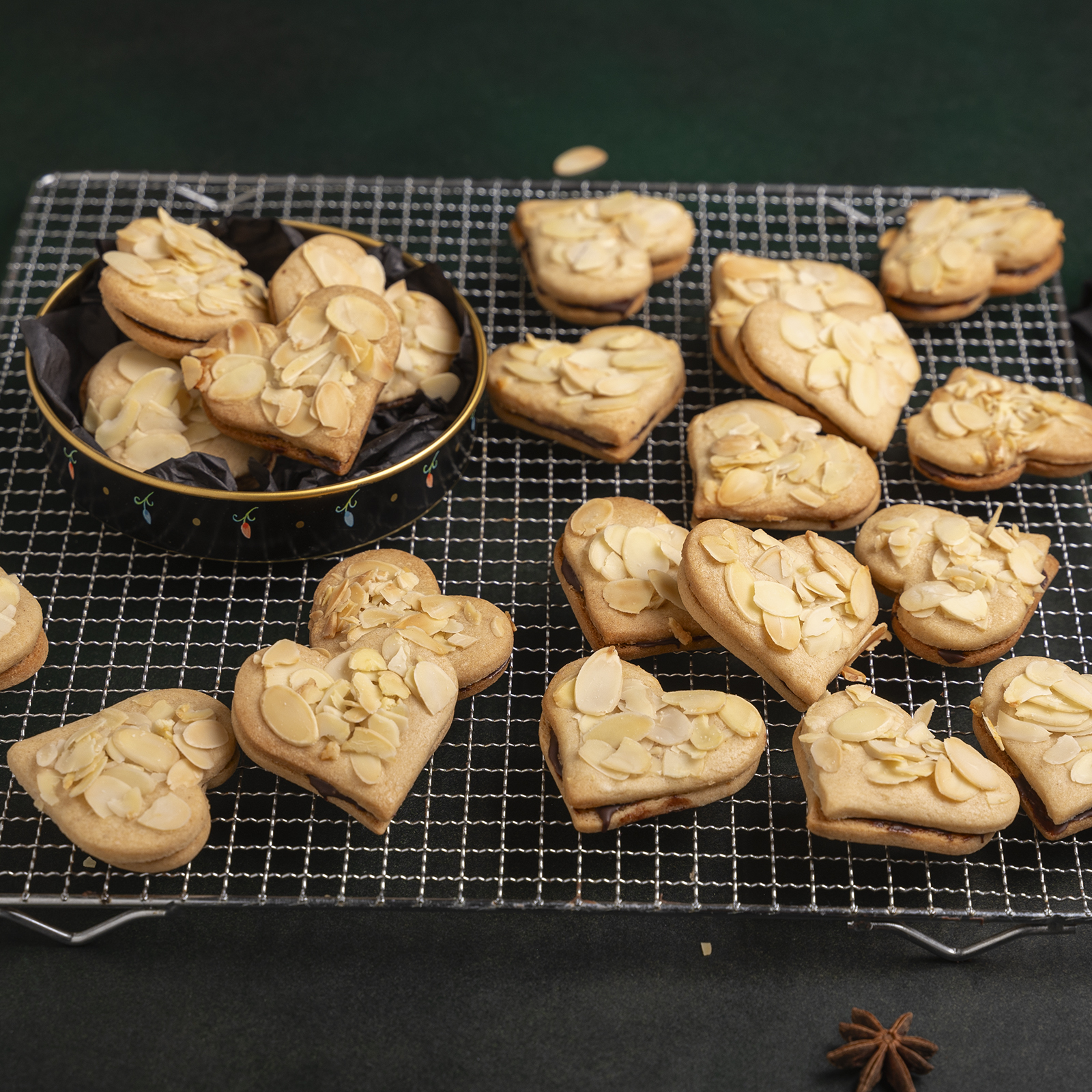 6 24 Gefuellte Spekulatiusherzen 1600x1600px