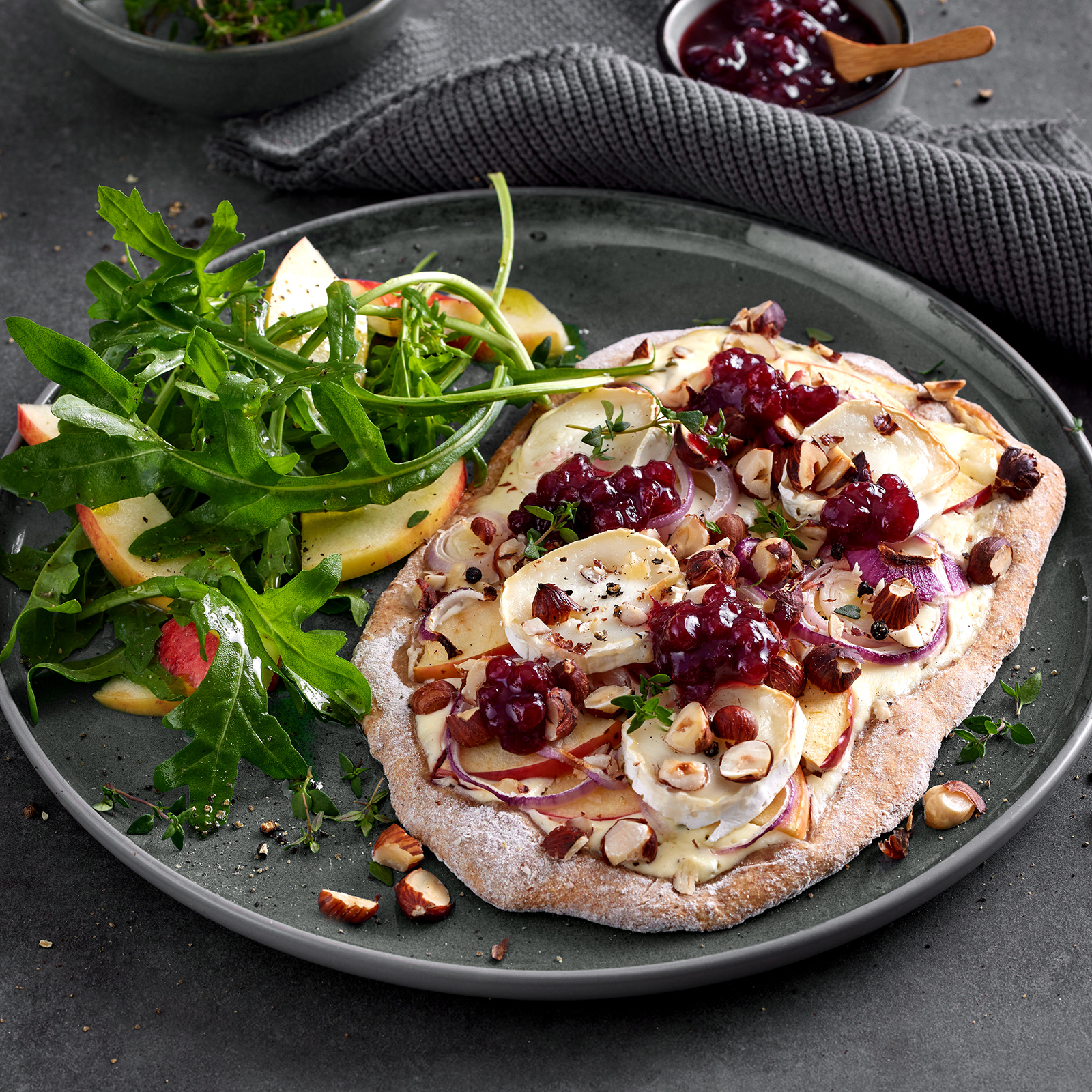 6 24 Haselnuss Flammkuchen Mit Ziegenkaese 1600x1600px