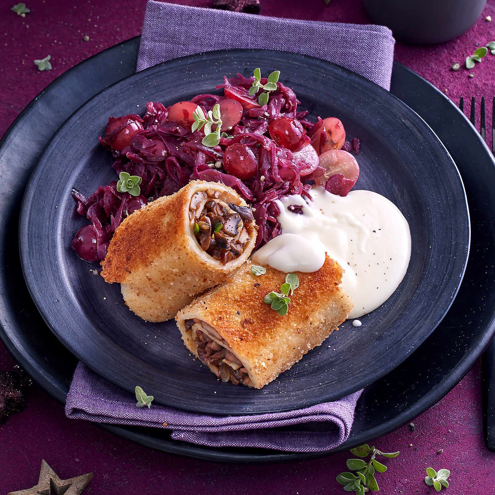 6 24 Panierte Pfannkuchenrollen Mit Traubenrotkohl 1600x1600px