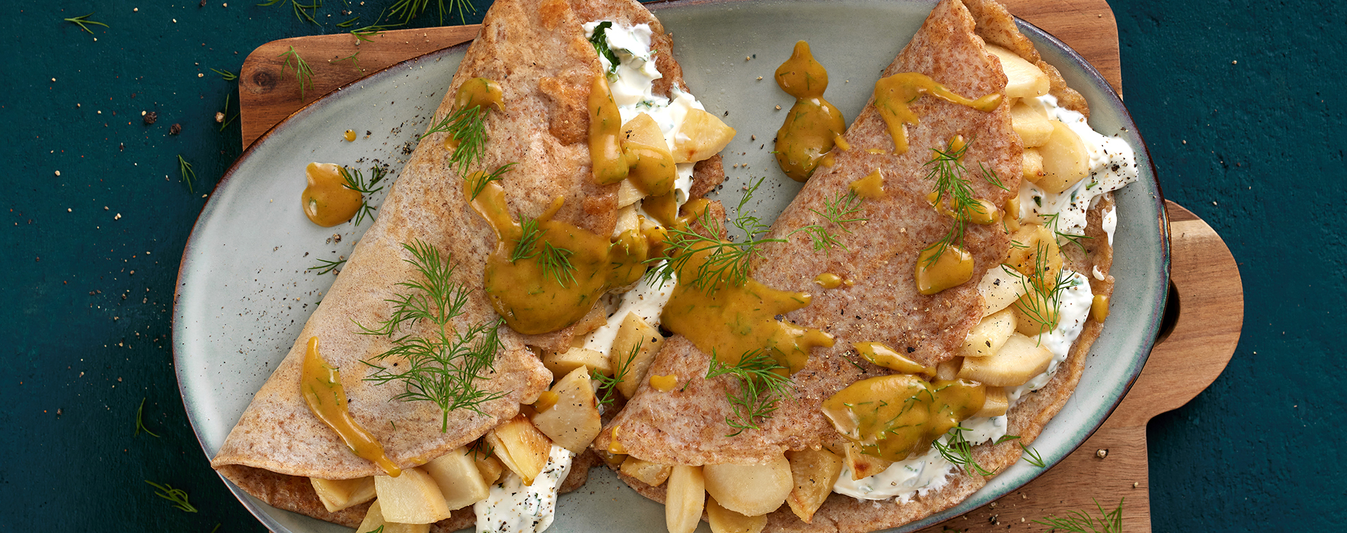 6 24 Pfannkuchen Mit Petersilienwurzeln Kraeuterquark 1920x760px