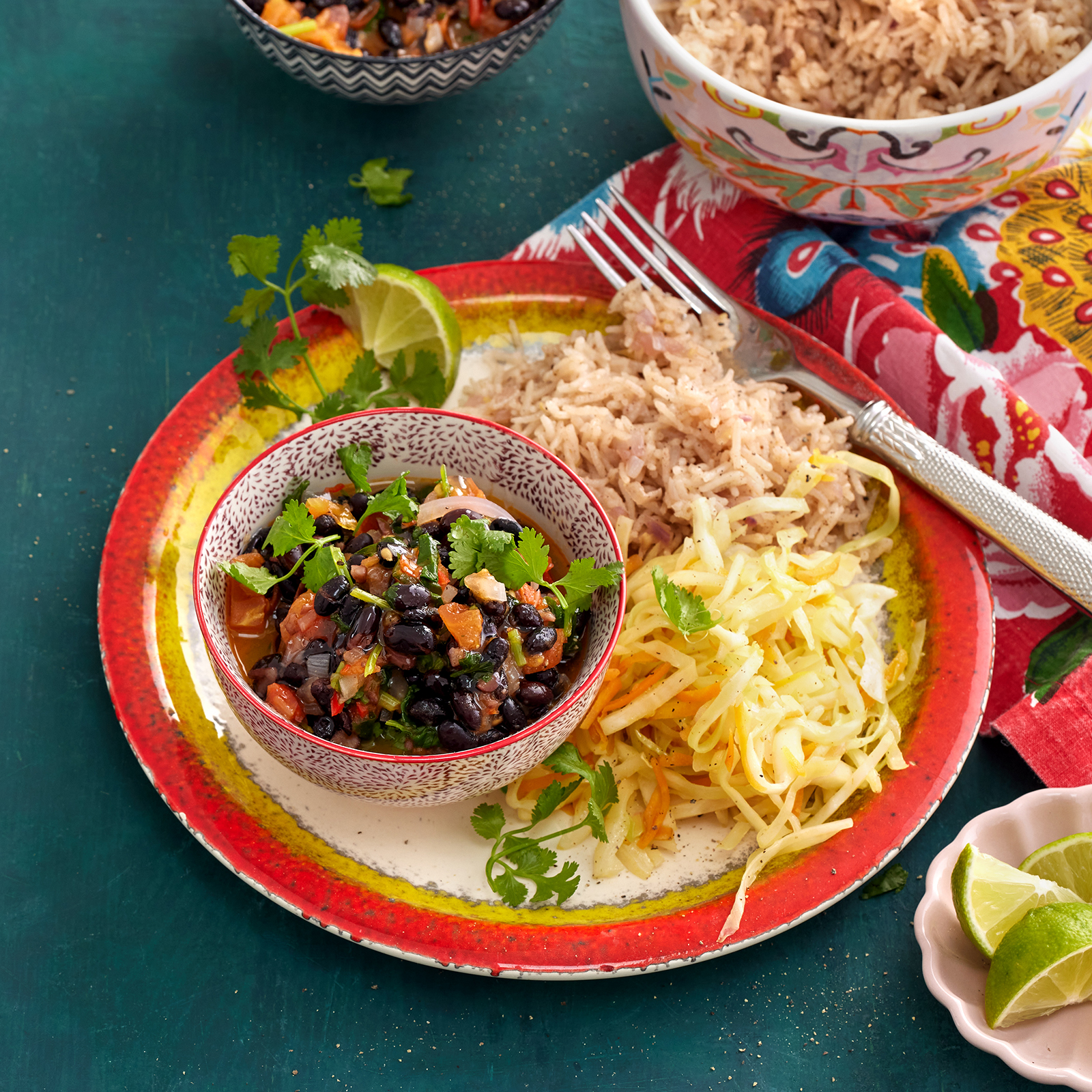 6 24 Schwarze Bohnen Eintopf Mit Pilau Und Kohl 1600x1600px