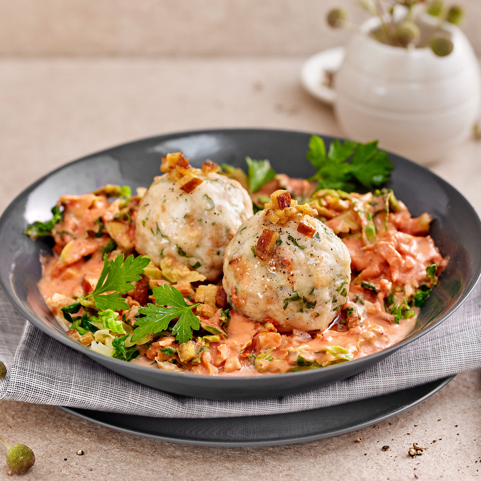 6 24 Semmelknoedel Mit Wirsing Tomaten Gemuese 1600x1600px