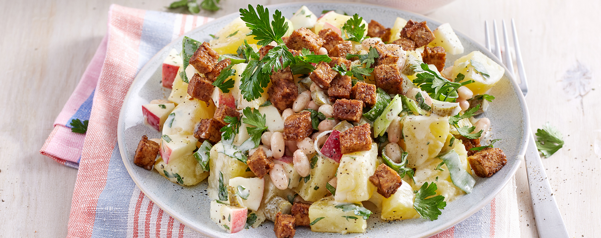 1 25 Kartoffel Apfel Salat Mit Wuerzigem Tofu 1920x760px