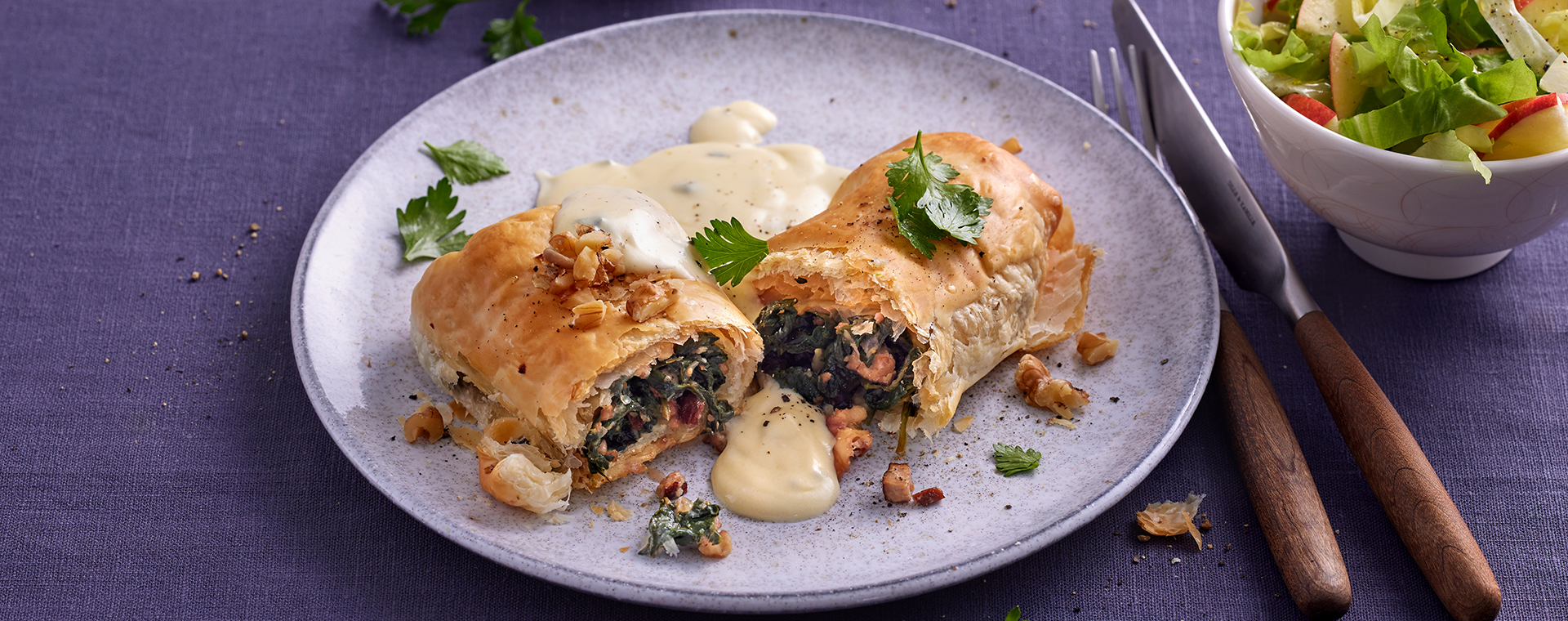 1 25 Kleine Walnuss Strudel Mit Blauschimmelkaesesosse 1920x760px