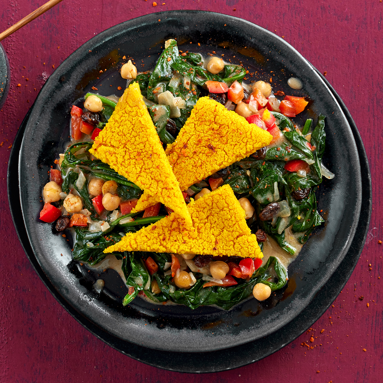 1 25 Kurkuma Griessschnitten Auf Spinat Kichererbsen Gemuese 1600x1600px