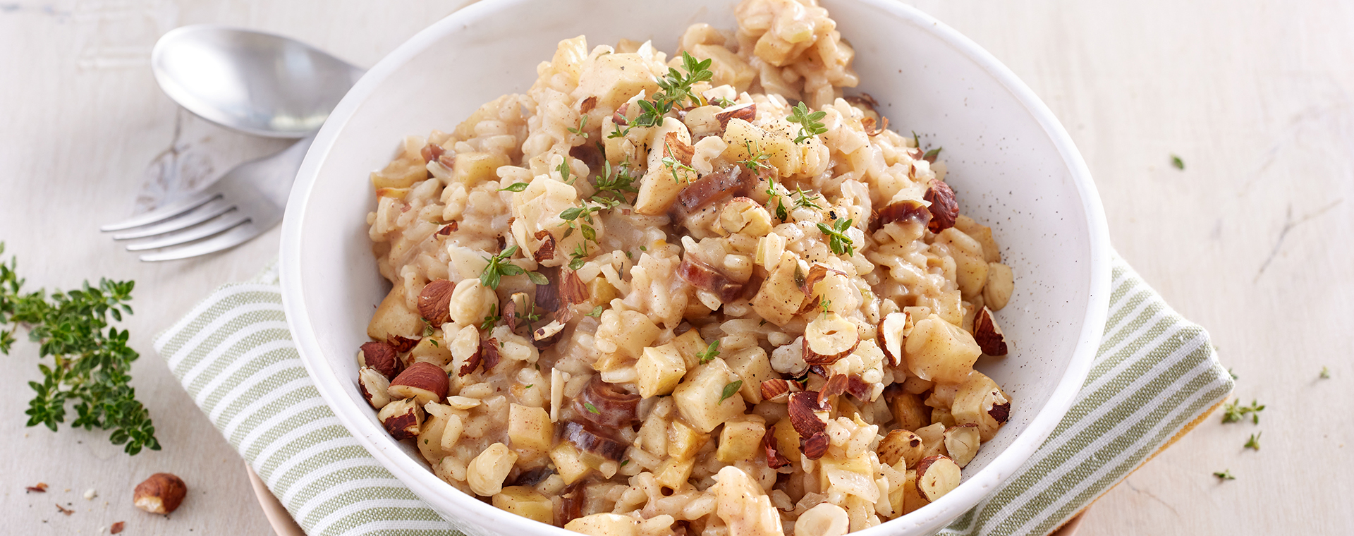 1 25 Risotto Mit Karamellisiertem Sellerie Und Datteln 1920x760px