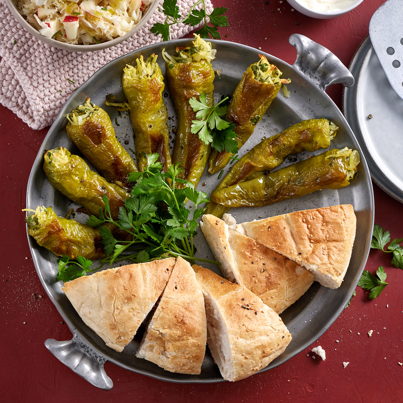 1 25 Spitzpaprika Mit Kartoffelfuellung Und Sauerkrautsalat 1600x1600px