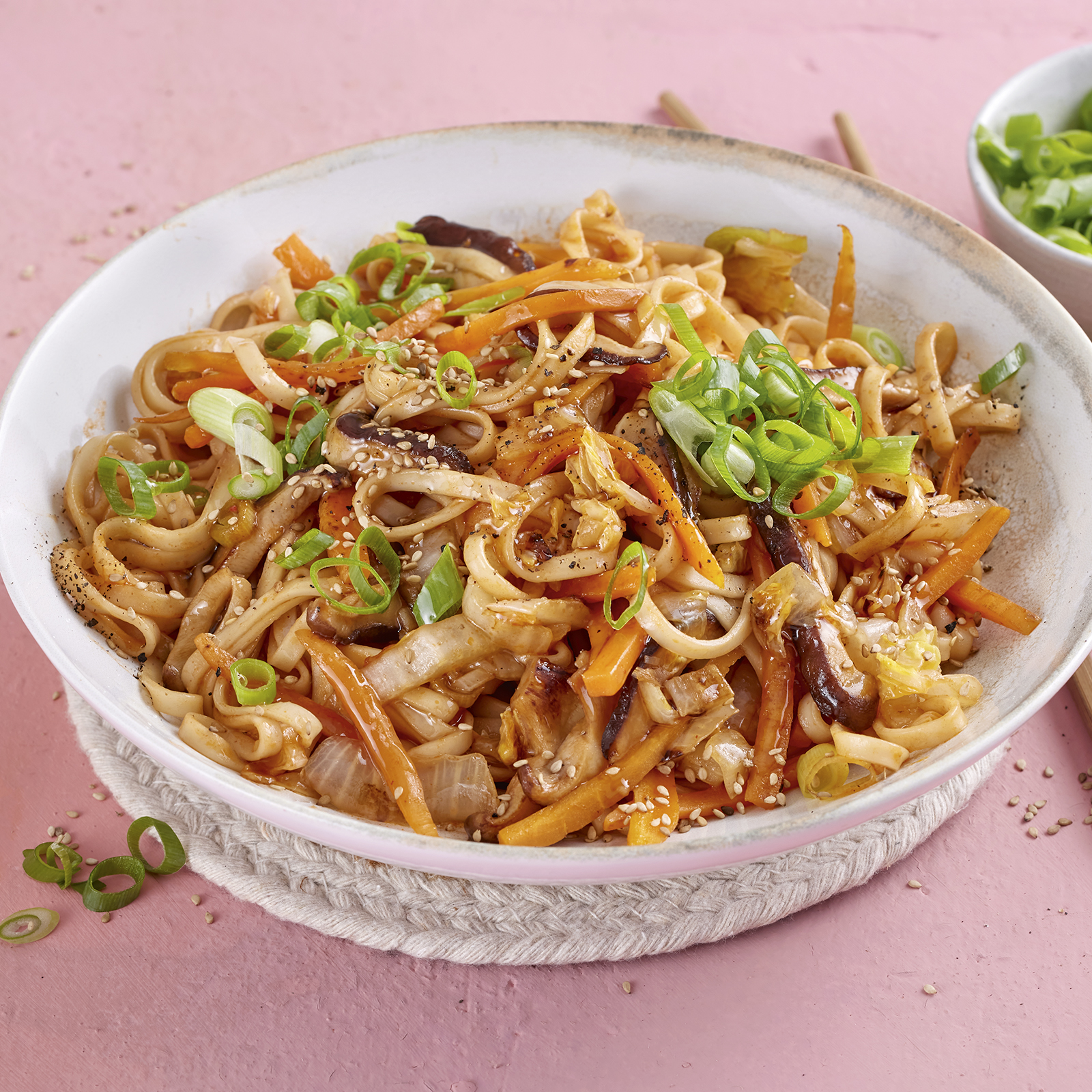 1 25 Udonnudel Wok Mit Shiitakepilzen 1600x1600px