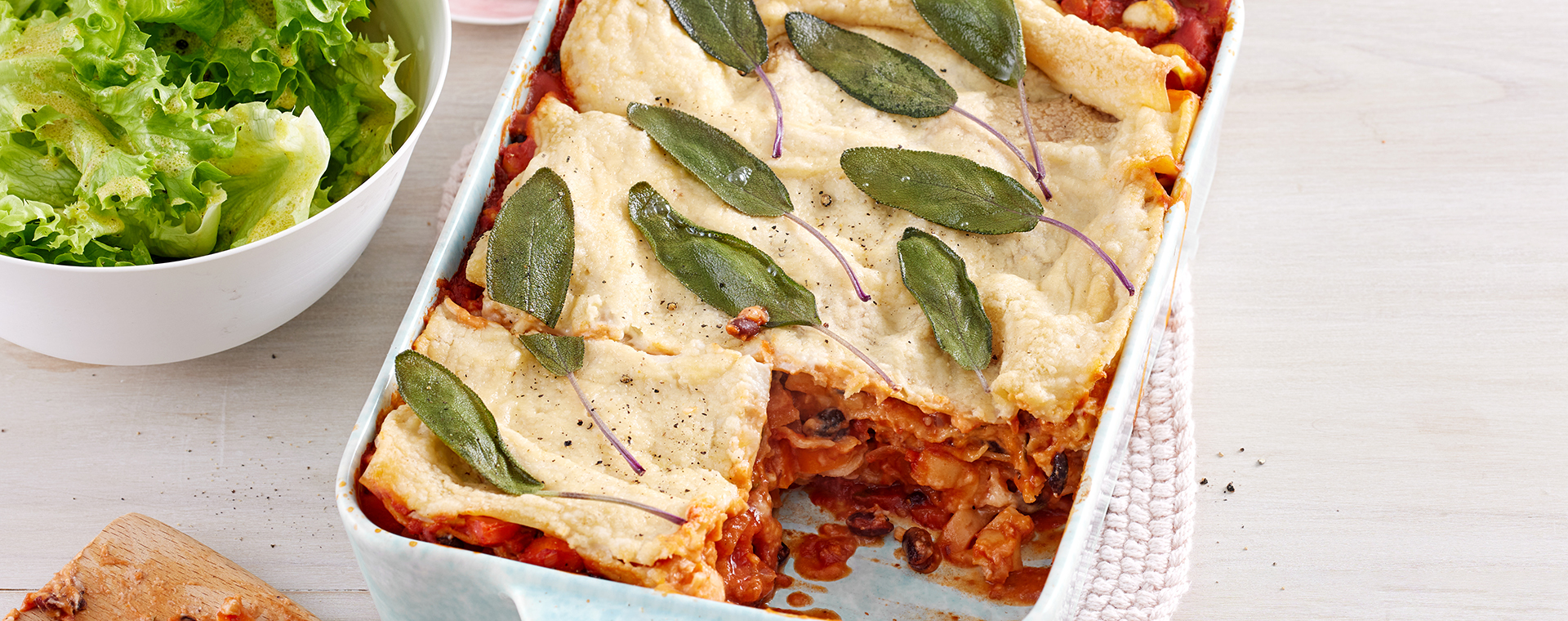 1 25 Wurzelgemuese Lasagne Mit Mandelbechamel 1920x760px