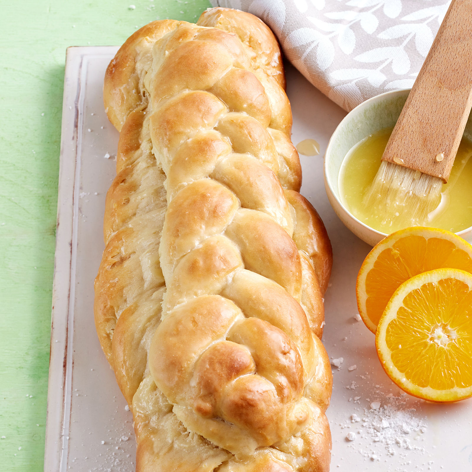 Doppelter Hefezopf mit Orangennote.