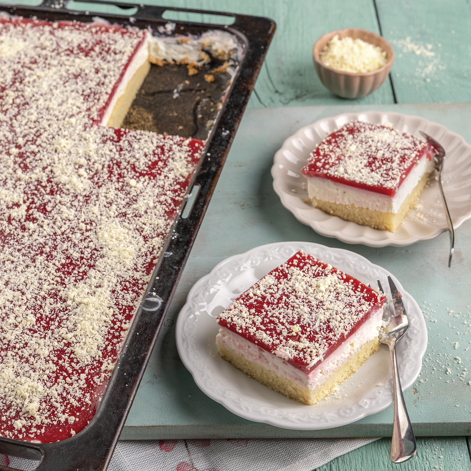 Spaghetti-Eis-Kuchen vom Blech, garniert mit geraspelter weißer Schokolade.