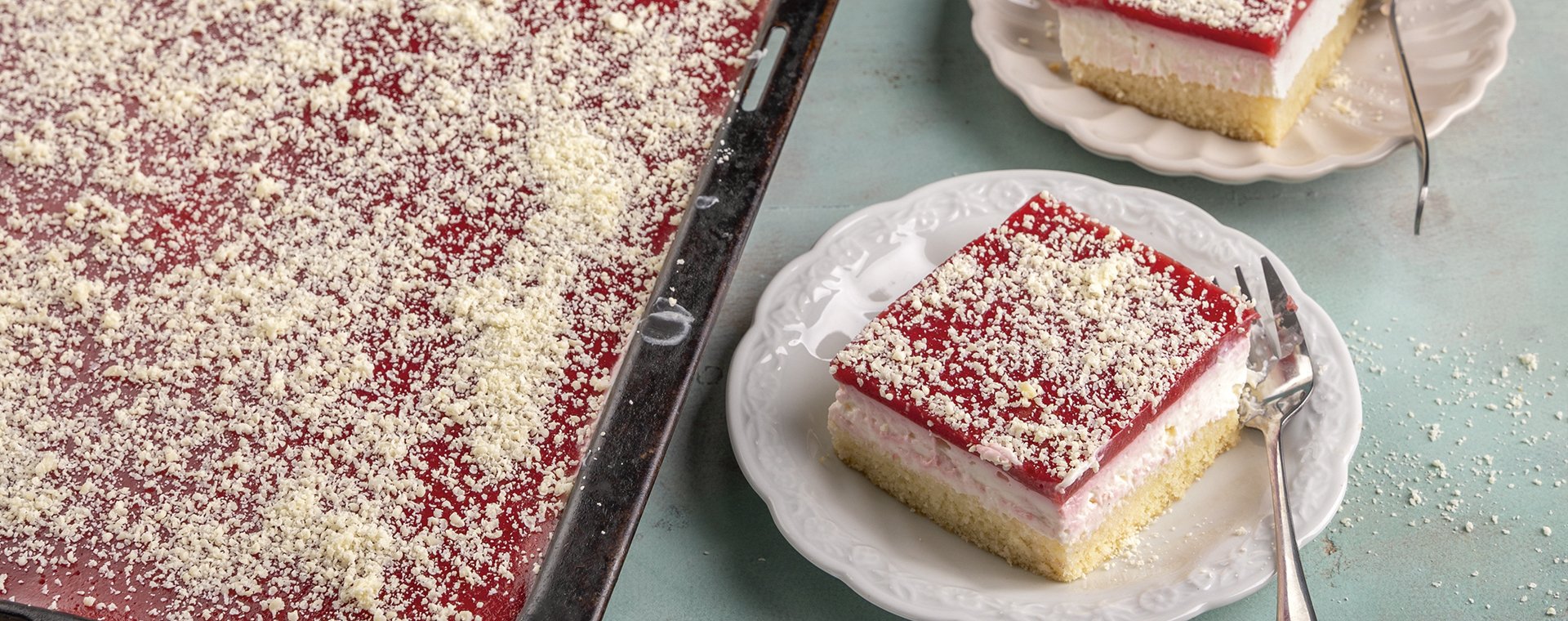 Spaghetti-Eis-Kuchen vom Blech, garniert mit geraspelter weißer Schokolade.