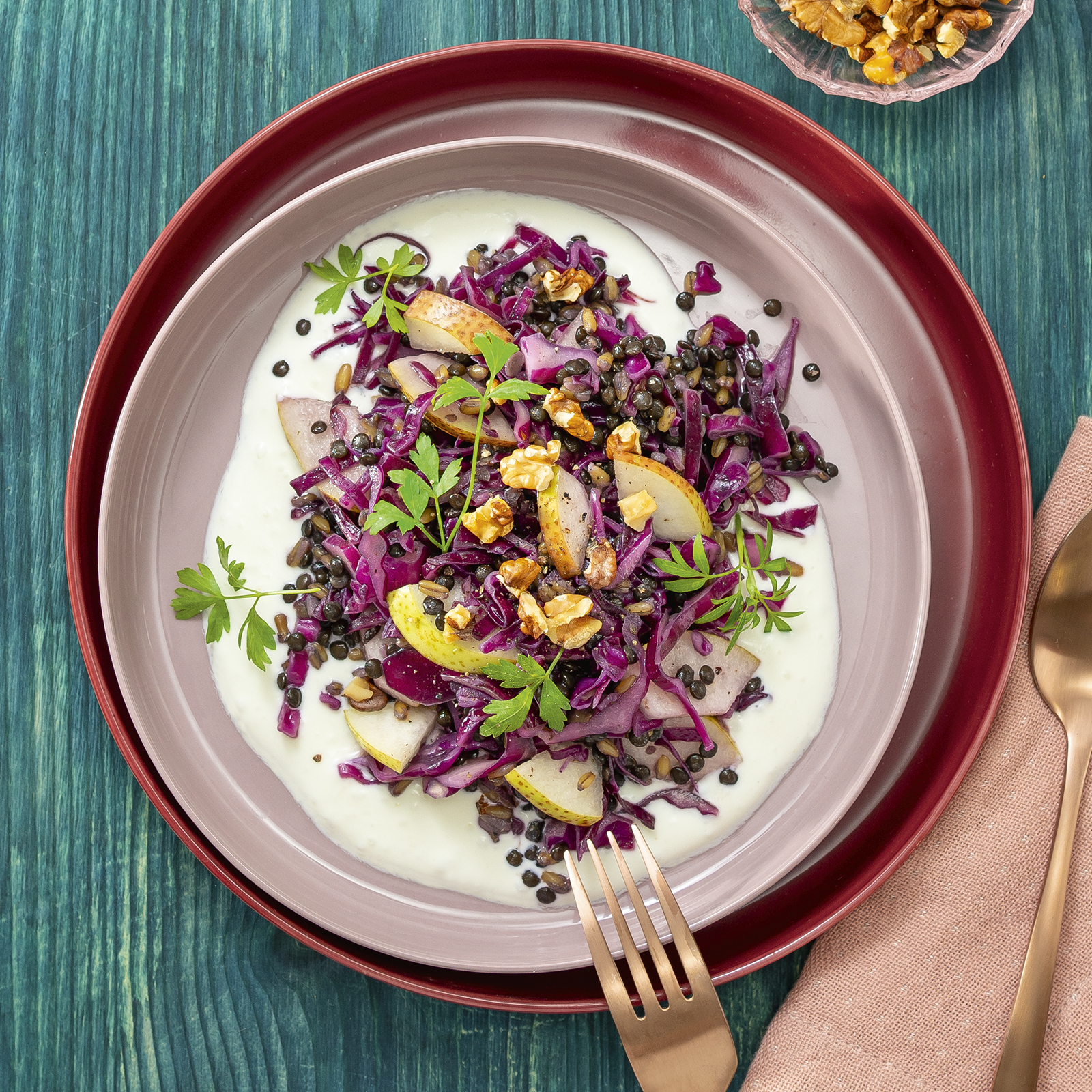 Hafer-Linsen-Salat mit Rotkohl und Birnen auf Fetacreme.