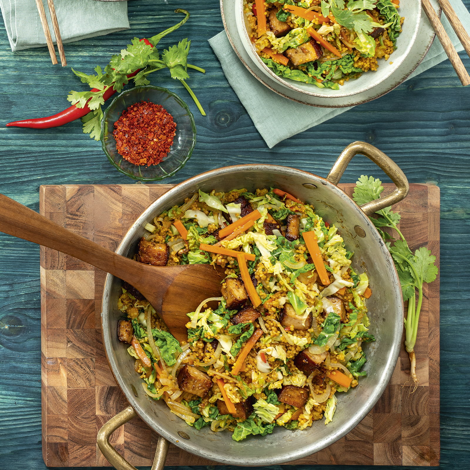 Veganer Hirse-Wok mit Wirsing, Möhren und Tofu.