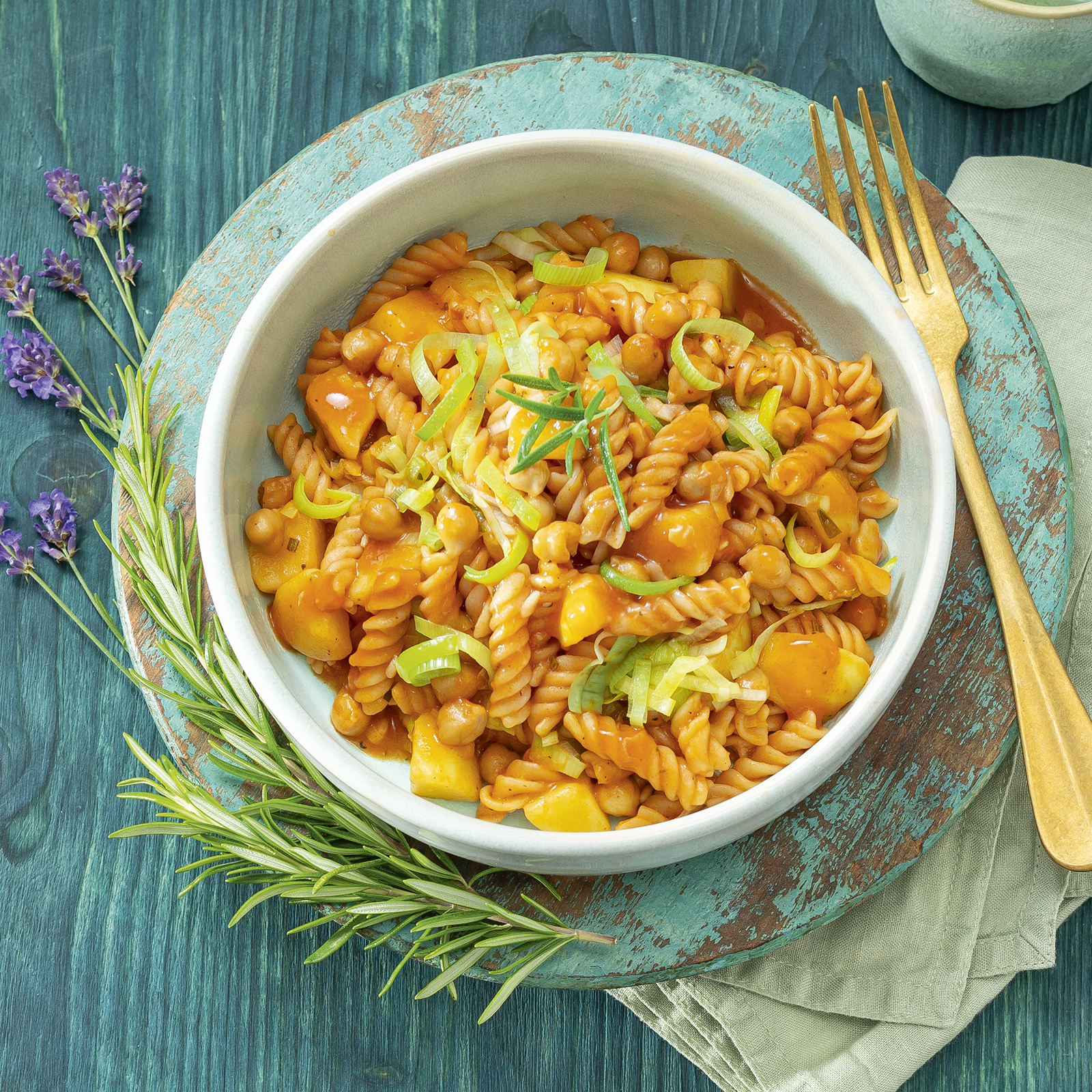 Kartoffel-Lauch-Pasta mit Kichererbsen in einer Schale, garniert mit Rosmarin.