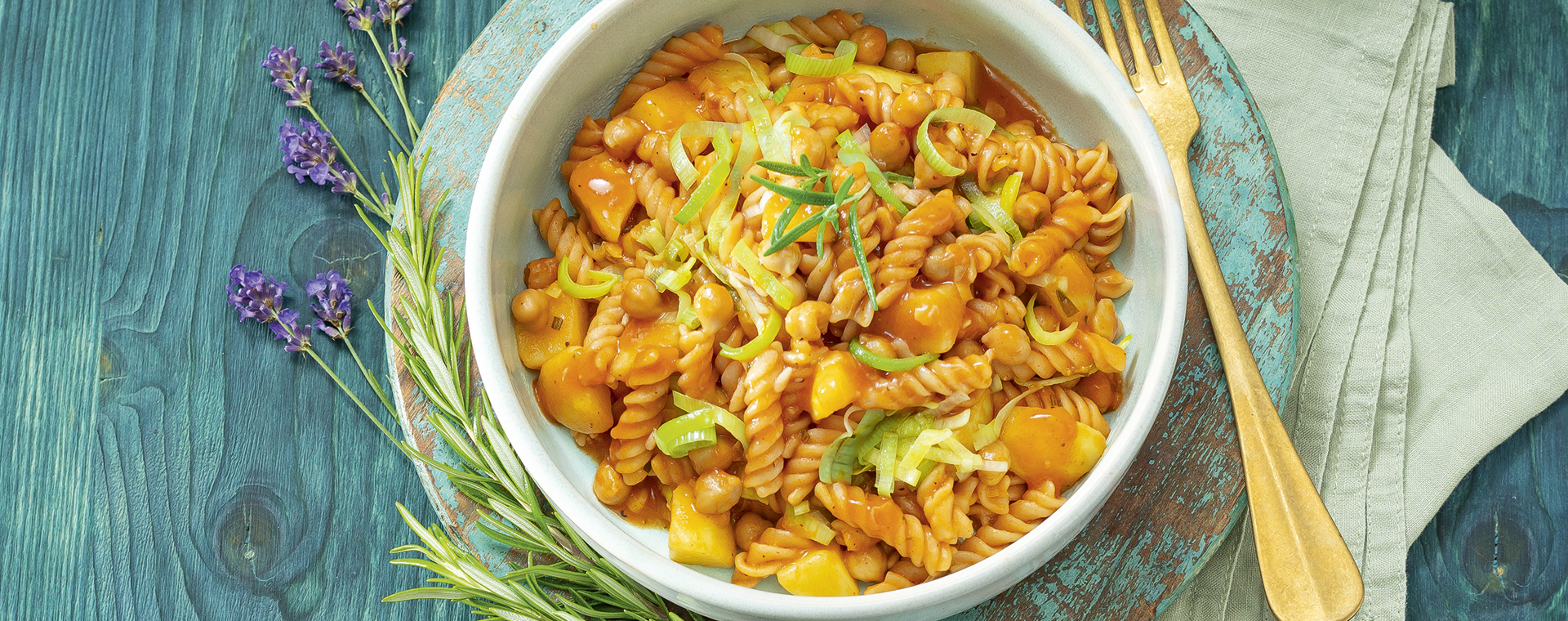 Kartoffel-Lauch-Pasta mit Kichererbsen in einer Schale, garniert mit Rosmarin.