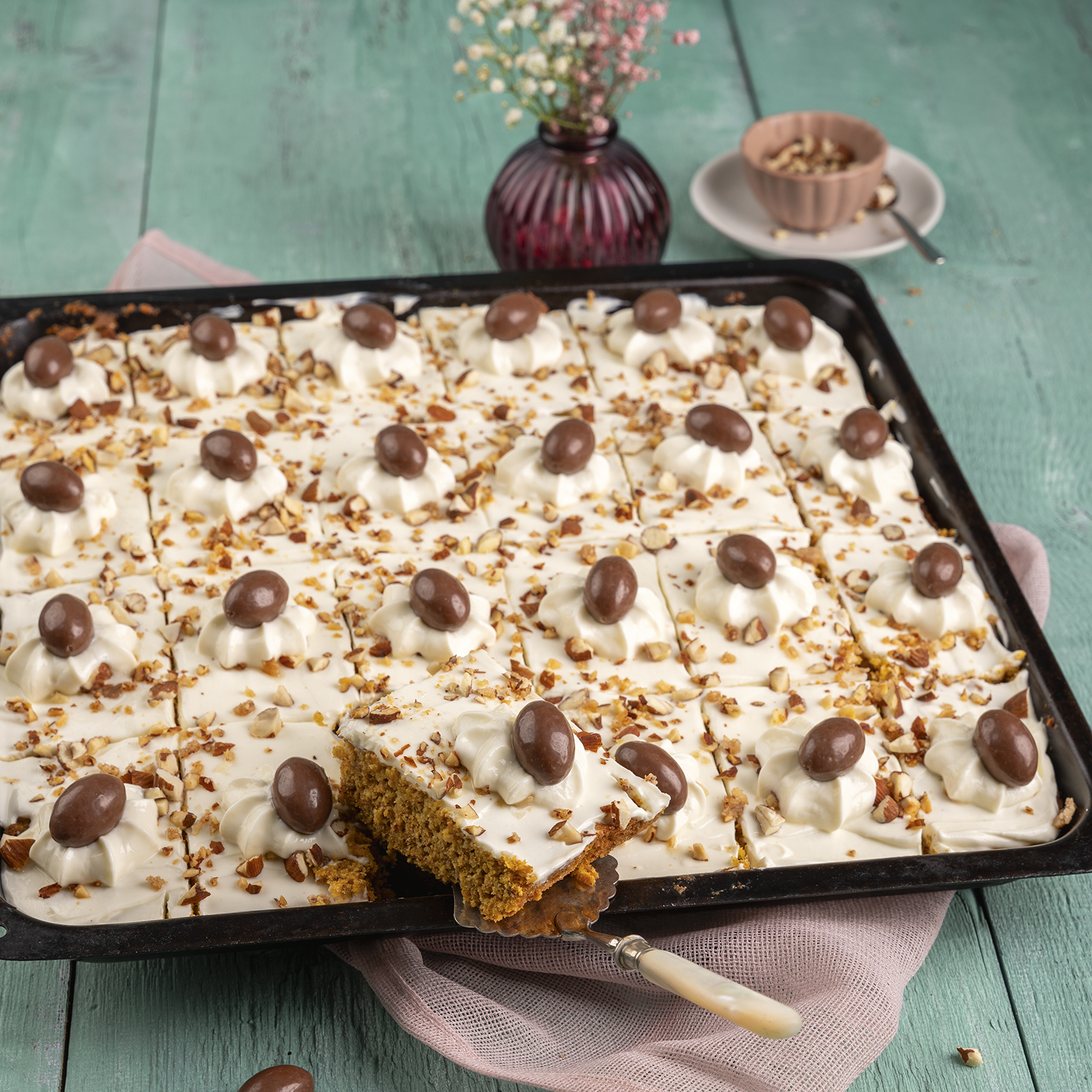 Möhrenkuchen vom Blech mit Frischkäsecreme, Mandelkrokant und Schokoladeneiern.