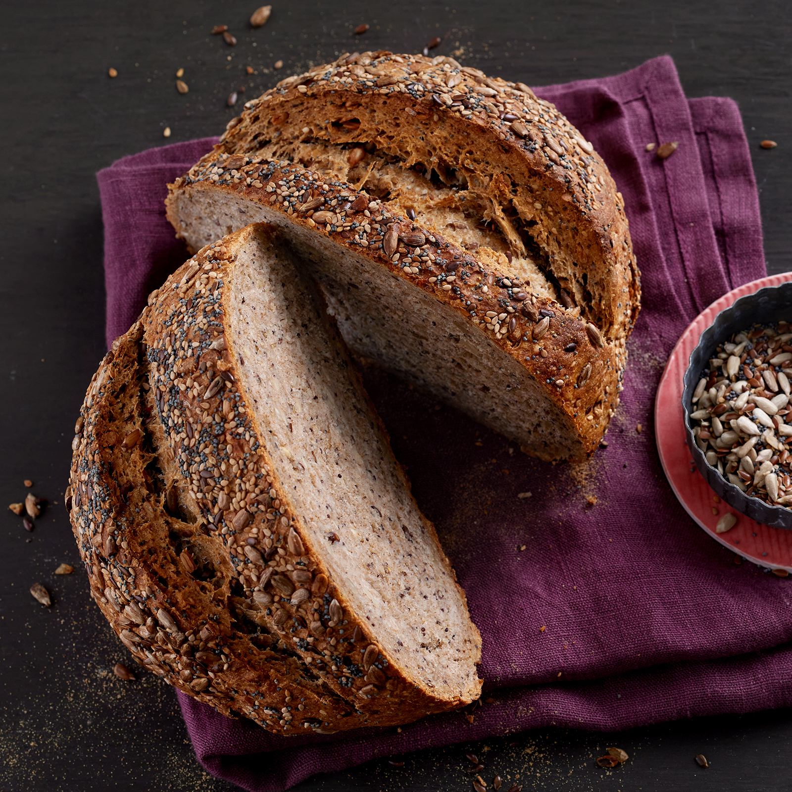 Frisch gebackenes Saatenbrot mit Sonnenblumenkernen, Sesam, Mohn und Leinsamen.