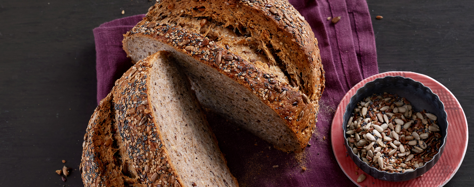 Frisch gebackenes Saatenbrot mit Sonnenblumenkernen, Sesam, Mohn und Leinsamen.