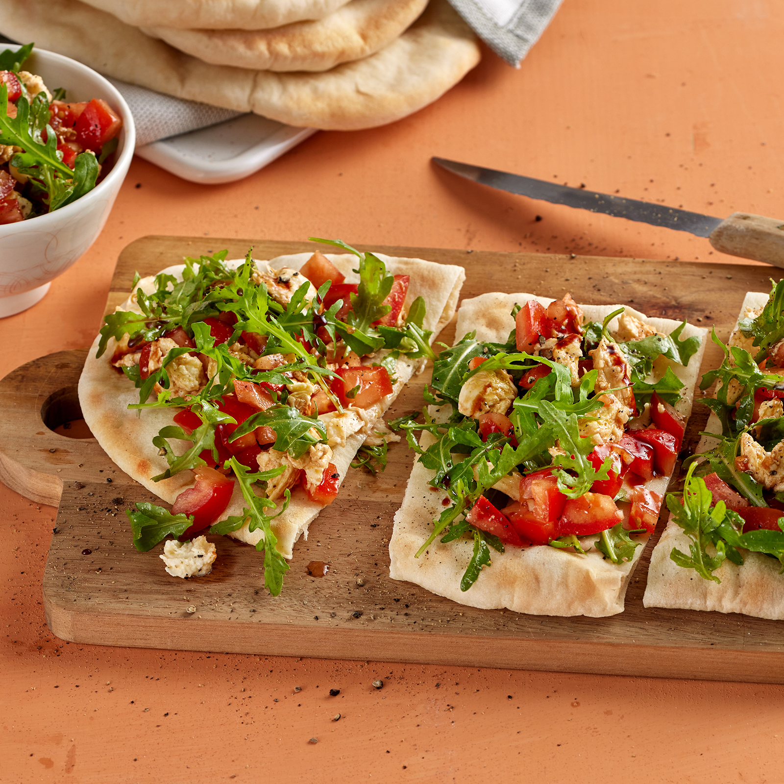 3 25 Knusprige Fladen Mit Tomaten 1600x1600px