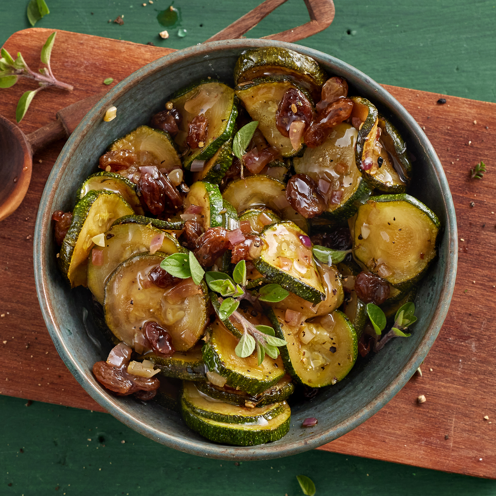 3 25 Zucchini Mit Rosinen Zwiebel Marinade 1600x1600px