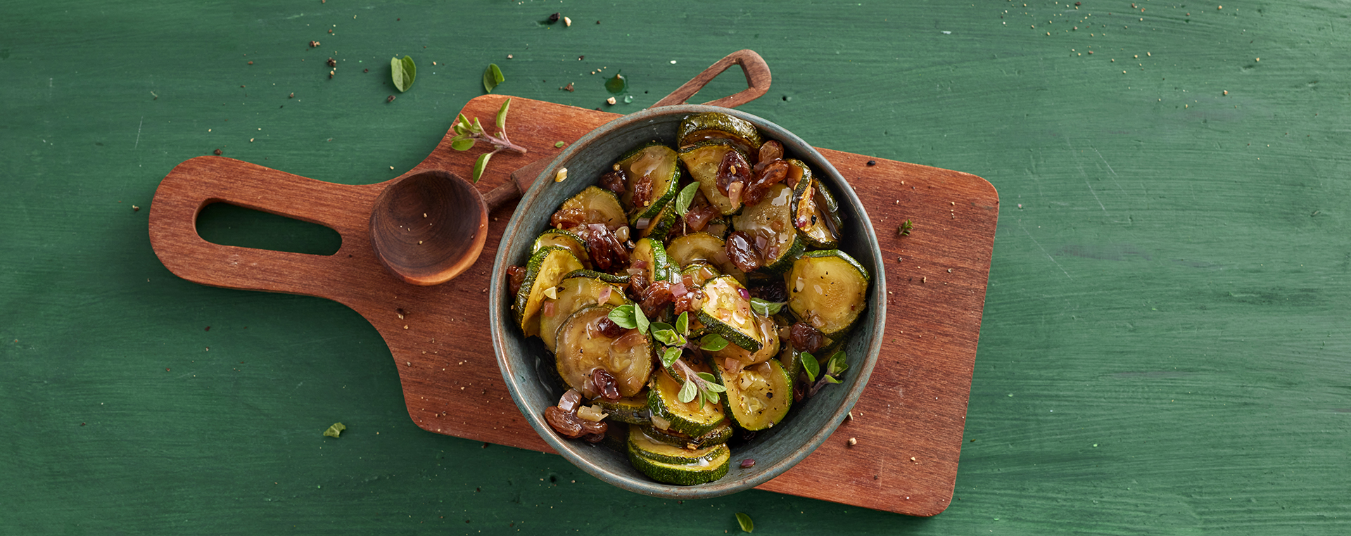 3 25 Zucchini Mit Rosinen Zwiebel Marinade 1920x760px