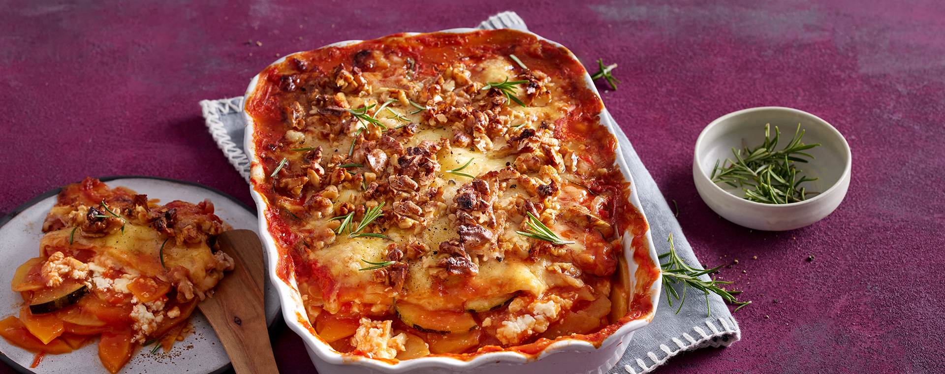 5 25 Buntes Schichtgemuese Mit Kaese Walnuss Kruste 1920x760px