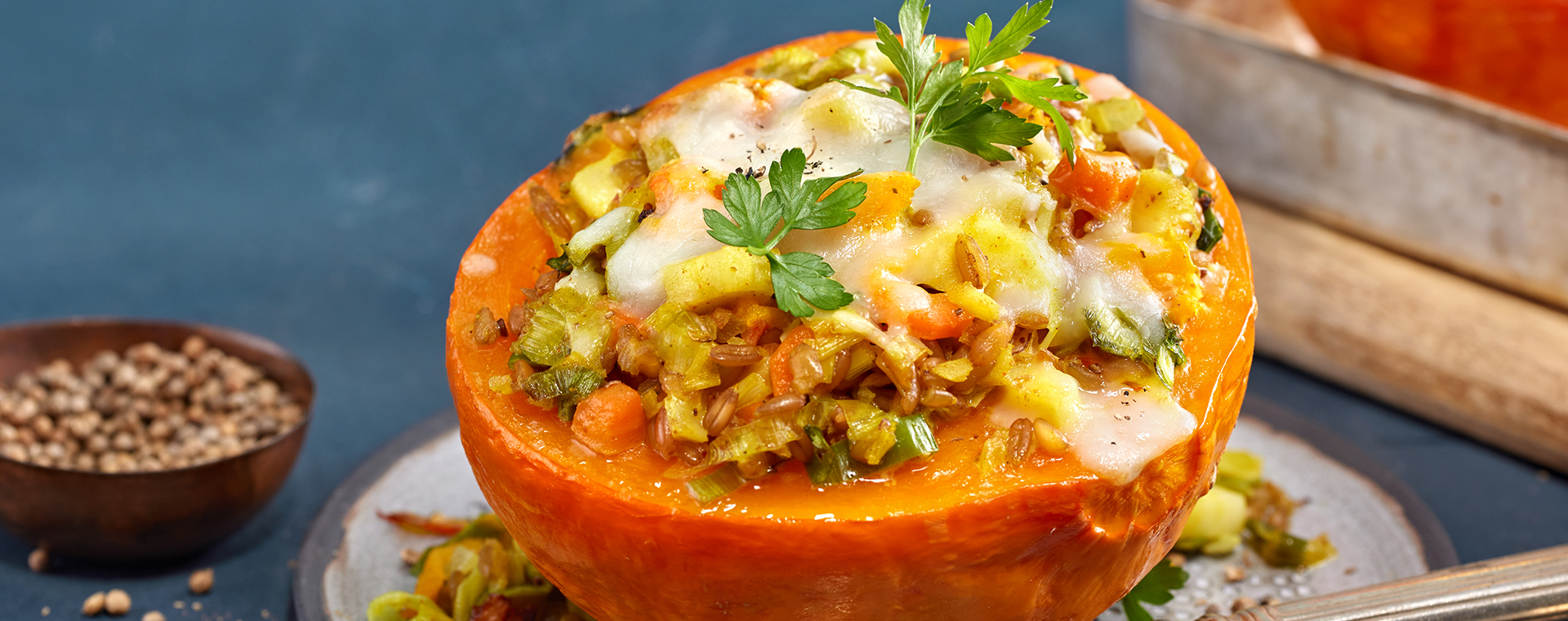 5 25 Gratinierter Hokkaido Mit Gruenkern Gemuese Fuellung 1920x760px