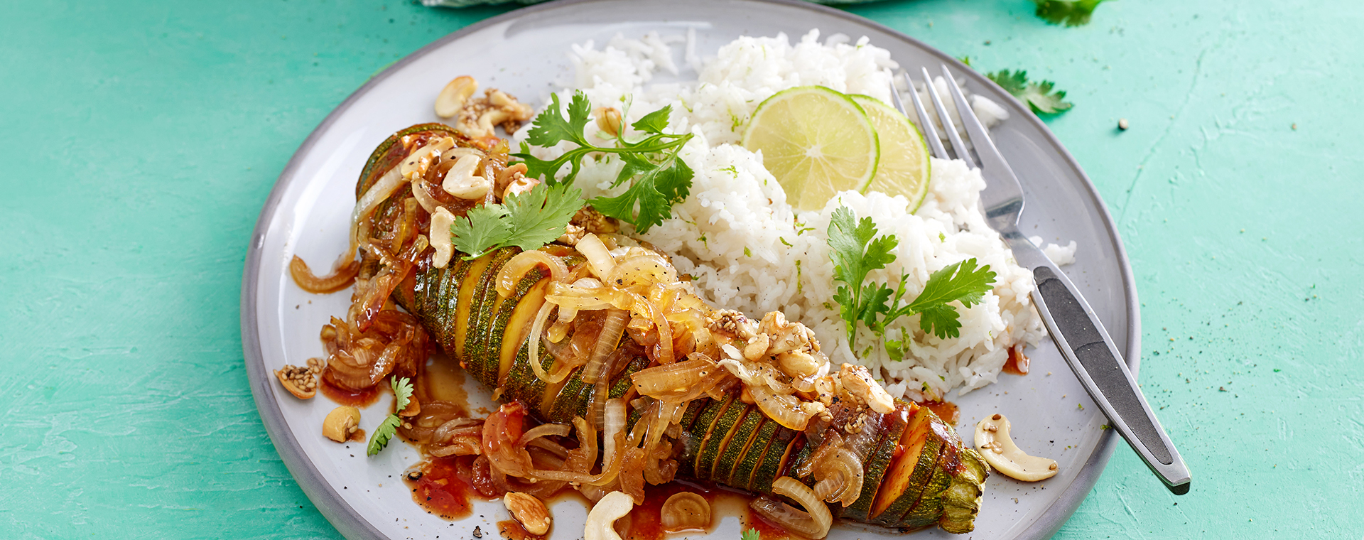 4 25 Faecherzucchini Mit Nussigem Zwiebeltopping 1920x760px
