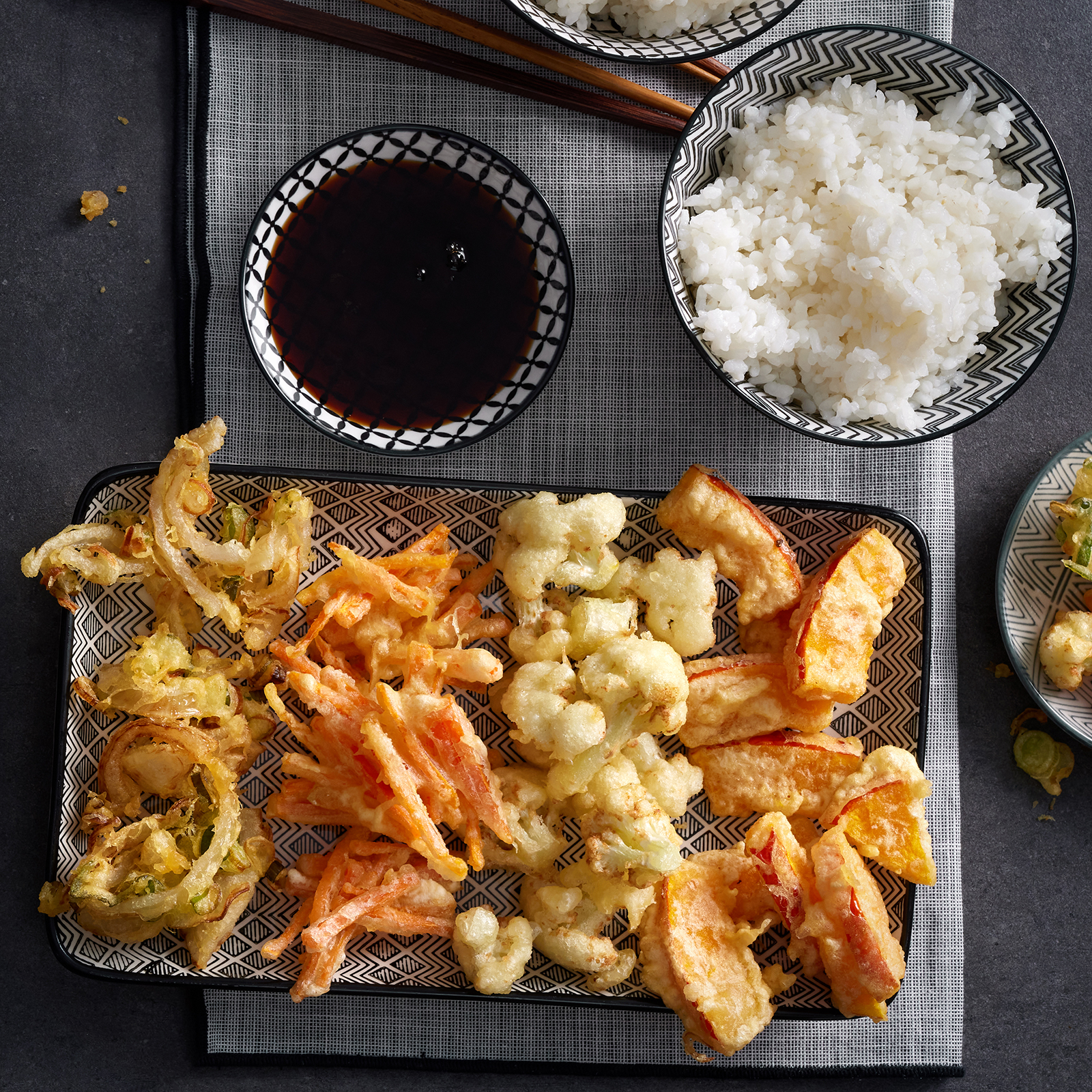 4 25 Gemuese%E2%80%93Tempura Mit Sojadip Und Reis 1600x1600px