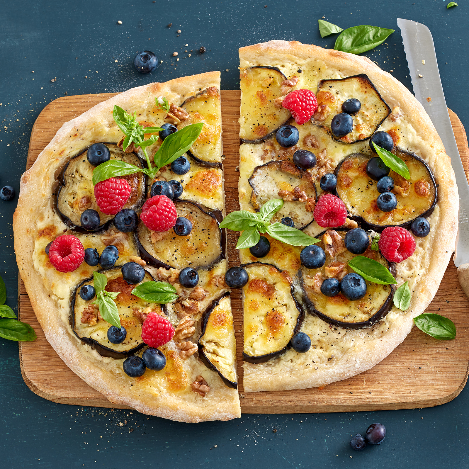 4 25 Pizza Bianca Mit Auberginen Und Sommerbeeren 1600x1600px