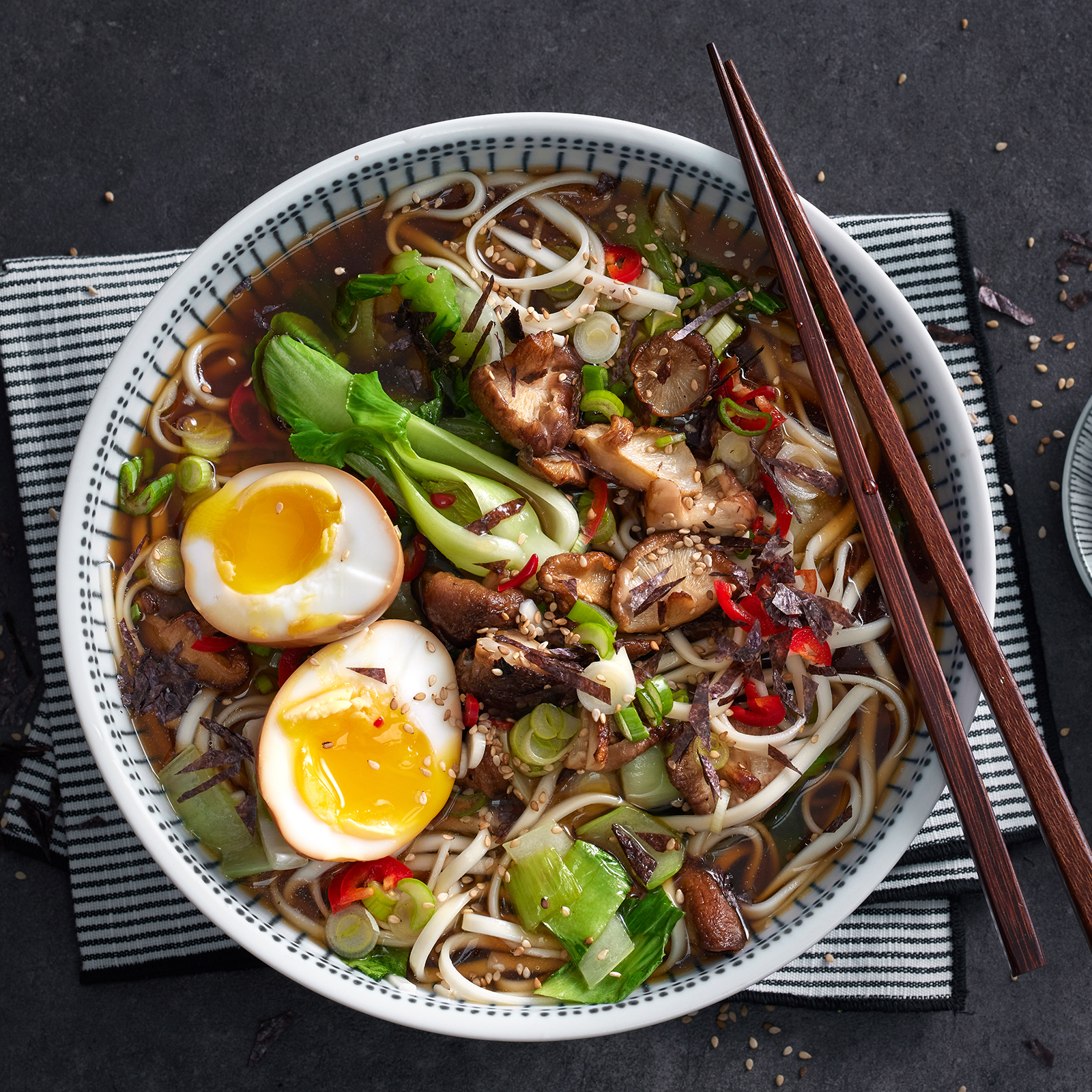 4 25 Ramen Suppe Mit Pak Choi Und Marinierten Eiern 1600x1600px