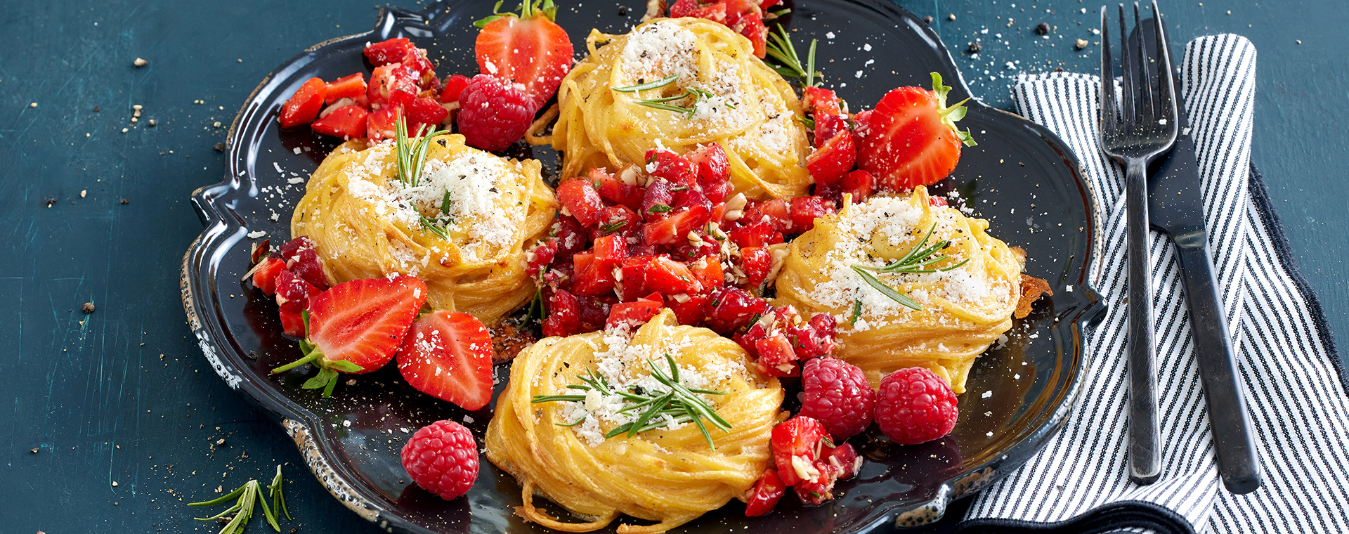 4 25 Spaghettinester Mit Erdbeer Himbeer Salsa 1920x760px