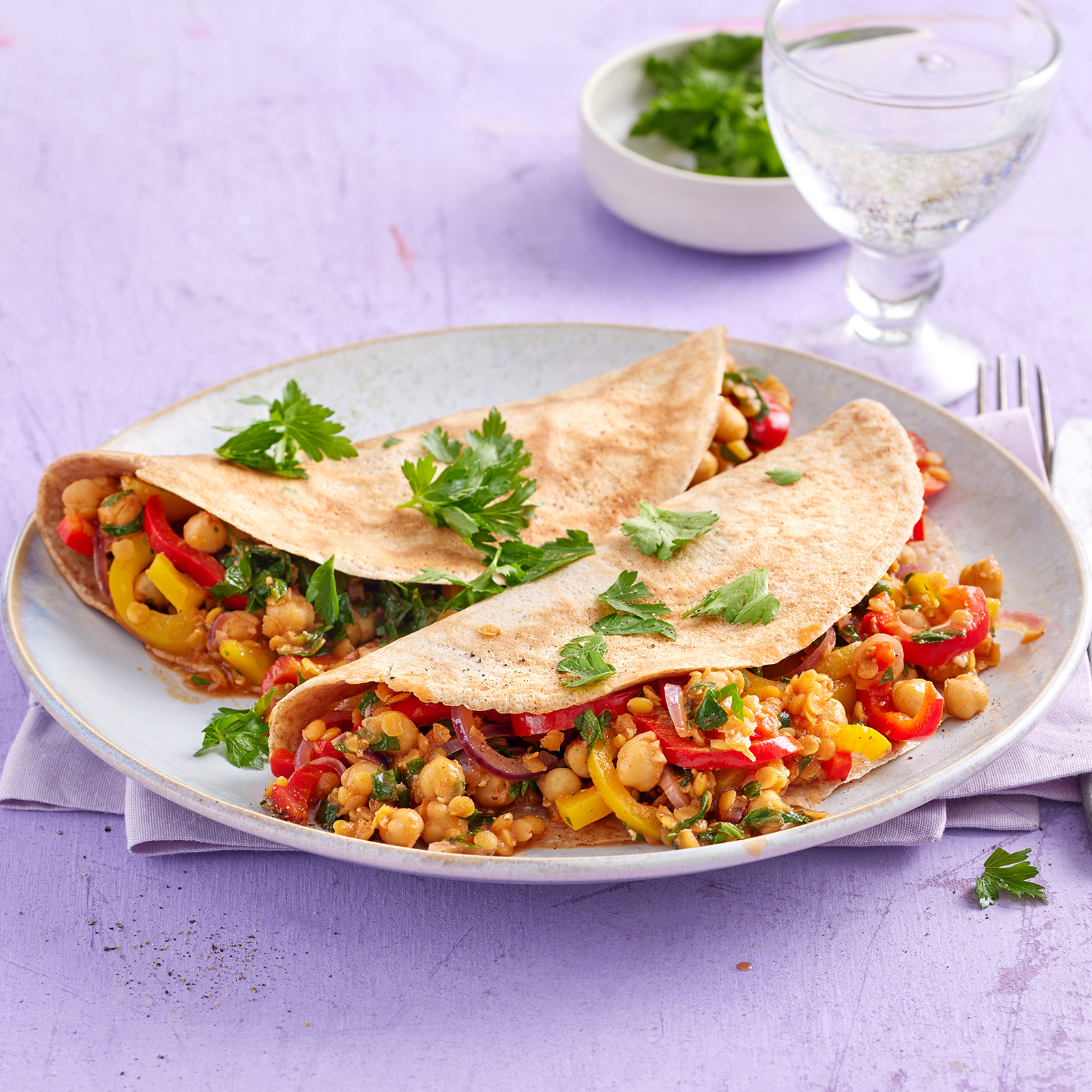 4 25 Vollkornpfannkuchen Mit Paprika Huelsenfr%C3%BCchte Fuellung 1600x1600px