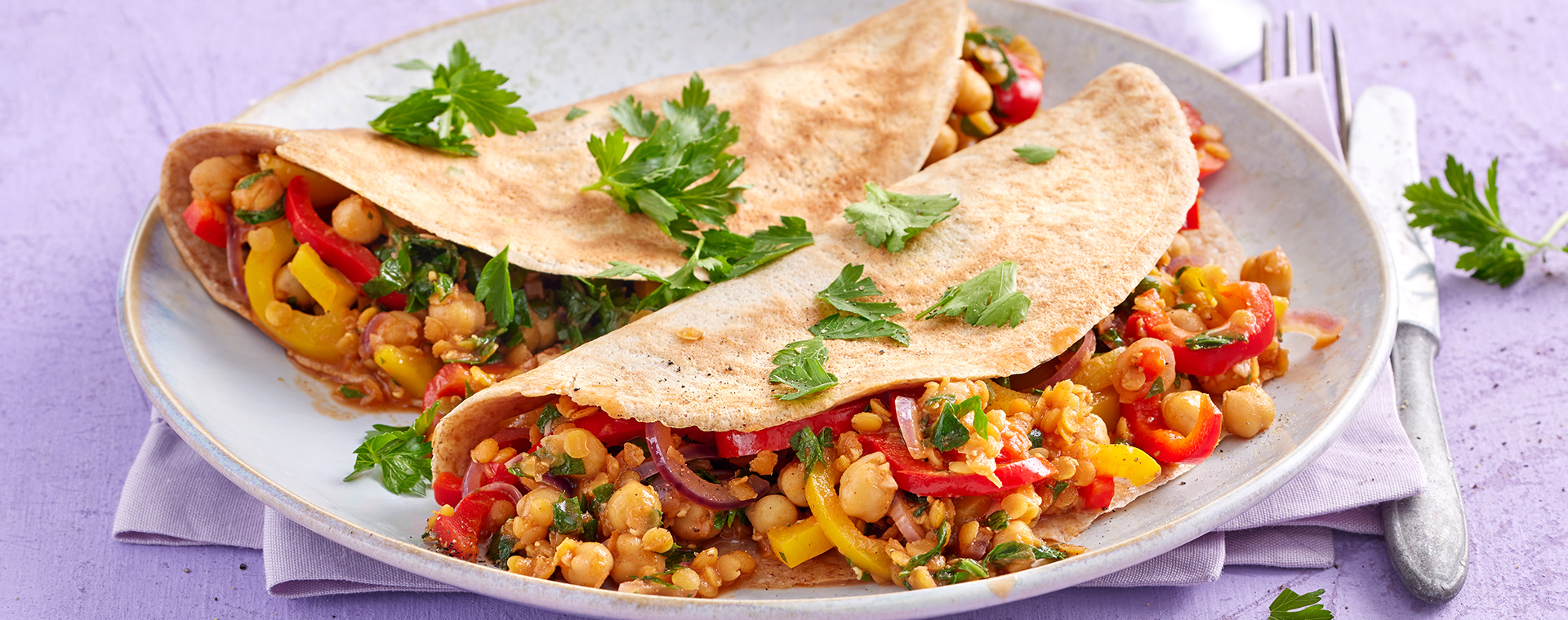 4 25 Vollkornpfannkuchen Mit Paprika Huelsenfr%C3%BCchte Fuellung 1920x760px