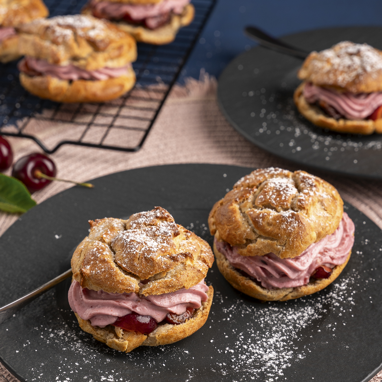 4 25 Windbeutel Mit Kirschcreme 1600x1600px