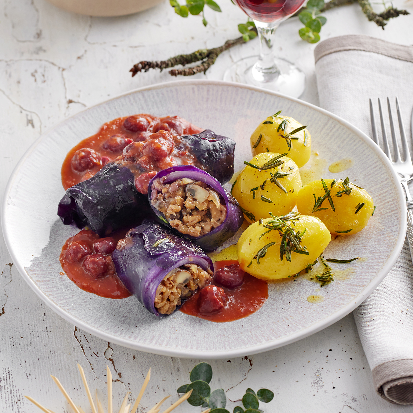 6 25 Rotkohl Pilz Rouladen Mit Rotweinsosse Und Rosmarinkartoffeln 1600x1600px