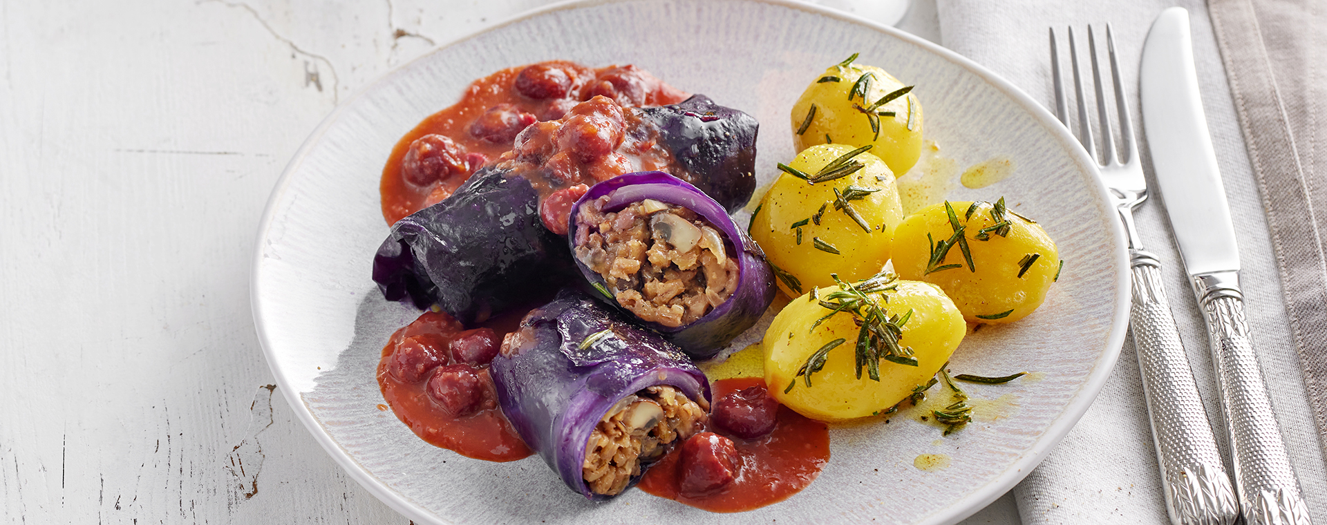 6 25 Rotkohl Pilz Rouladen Mit Rotweinsosse Und Rosmarinkartoffeln 1920x760px