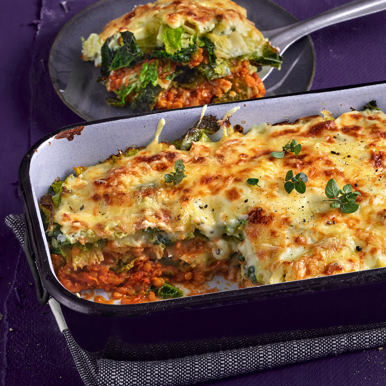 6 25 Wirsingmoussaka Mit Linsensosse Und Kaesebechamel 1600x1600px