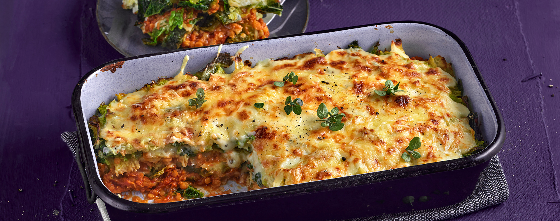 6 25 Wirsingmoussaka Mit Linsensosse Und Kaesebechamel 1920x760px