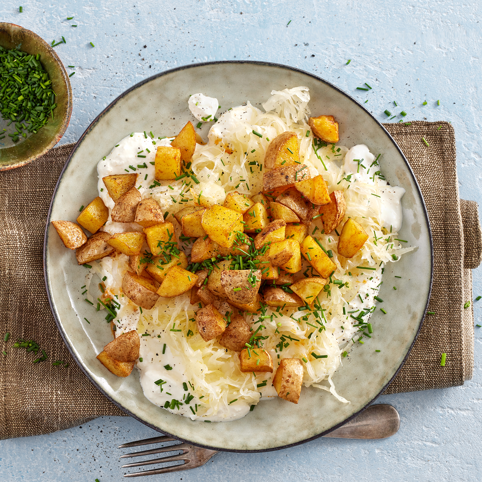 6 25 Wuerzige Ofenkartoffeln Auf Sauerkraut 1600x1600px