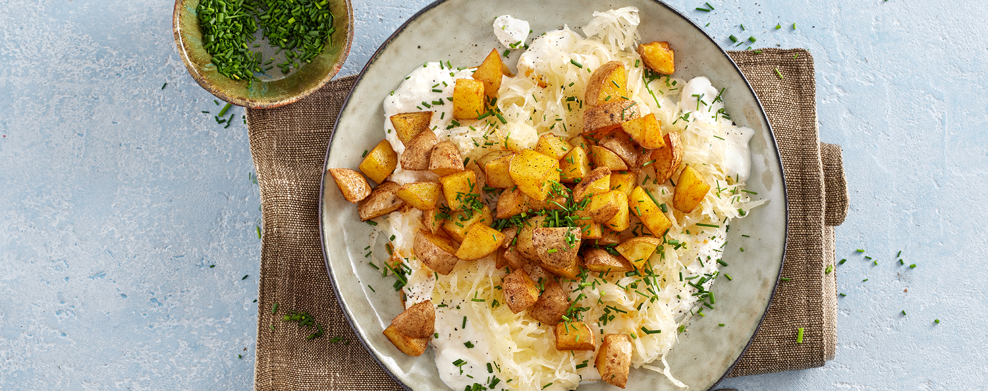 6 25 Wuerzige Ofenkartoffeln Auf Sauerkraut 1920x760px