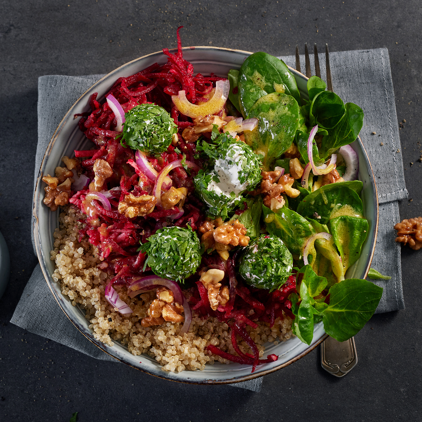 1 26 Bowl Mit Roter Bete Quinoa Und Mandelfrischkaesekugeln 1600x1600px