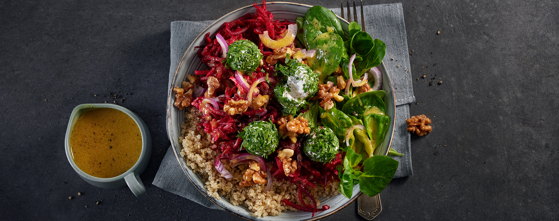 1 26 Bowl Mit Roter Bete Quinoa Und Mandelfrischkaesekugeln 1920x760px