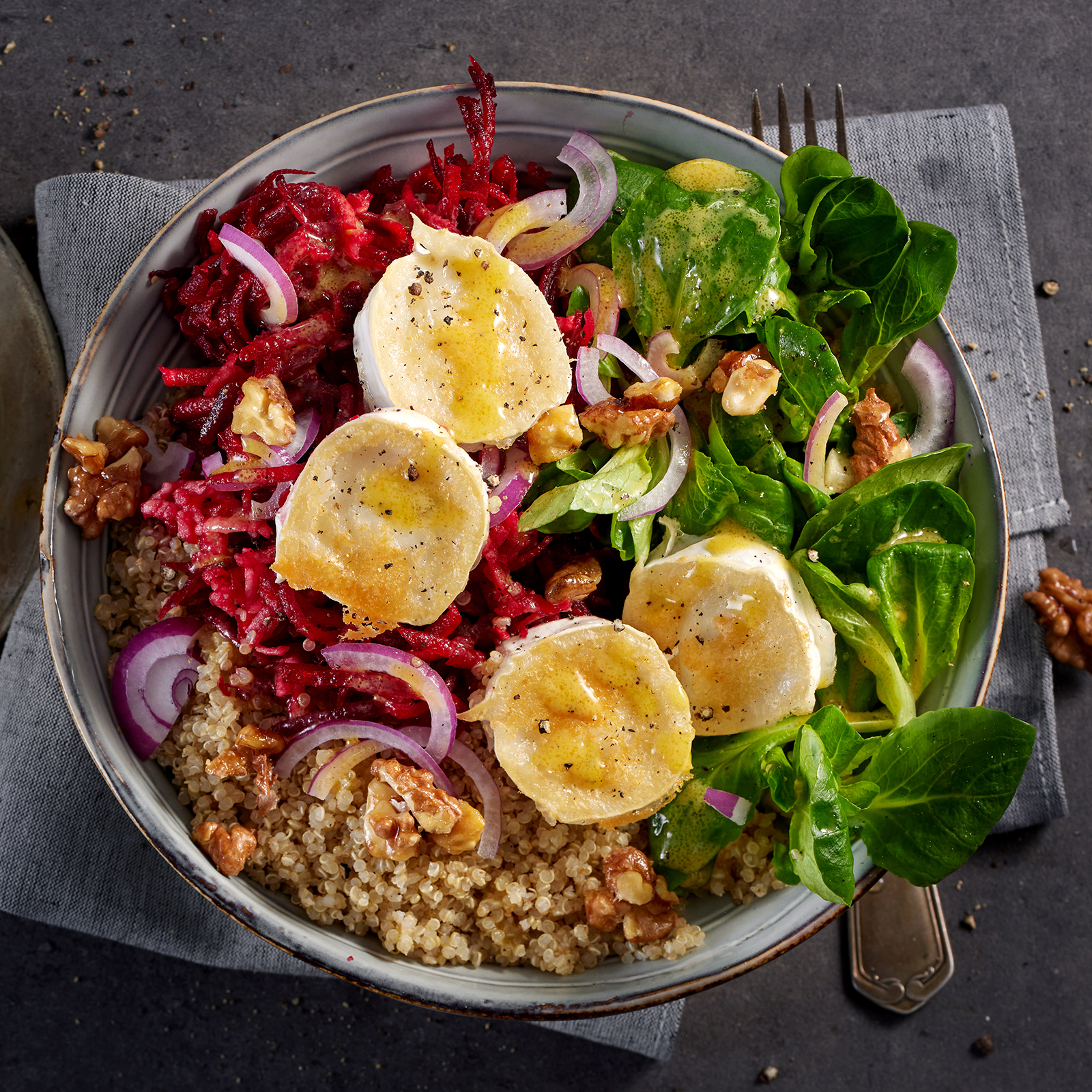 1 26 Bowl Mit Roter Bete Quinoa Und Ziegenkaese 1600x1600px