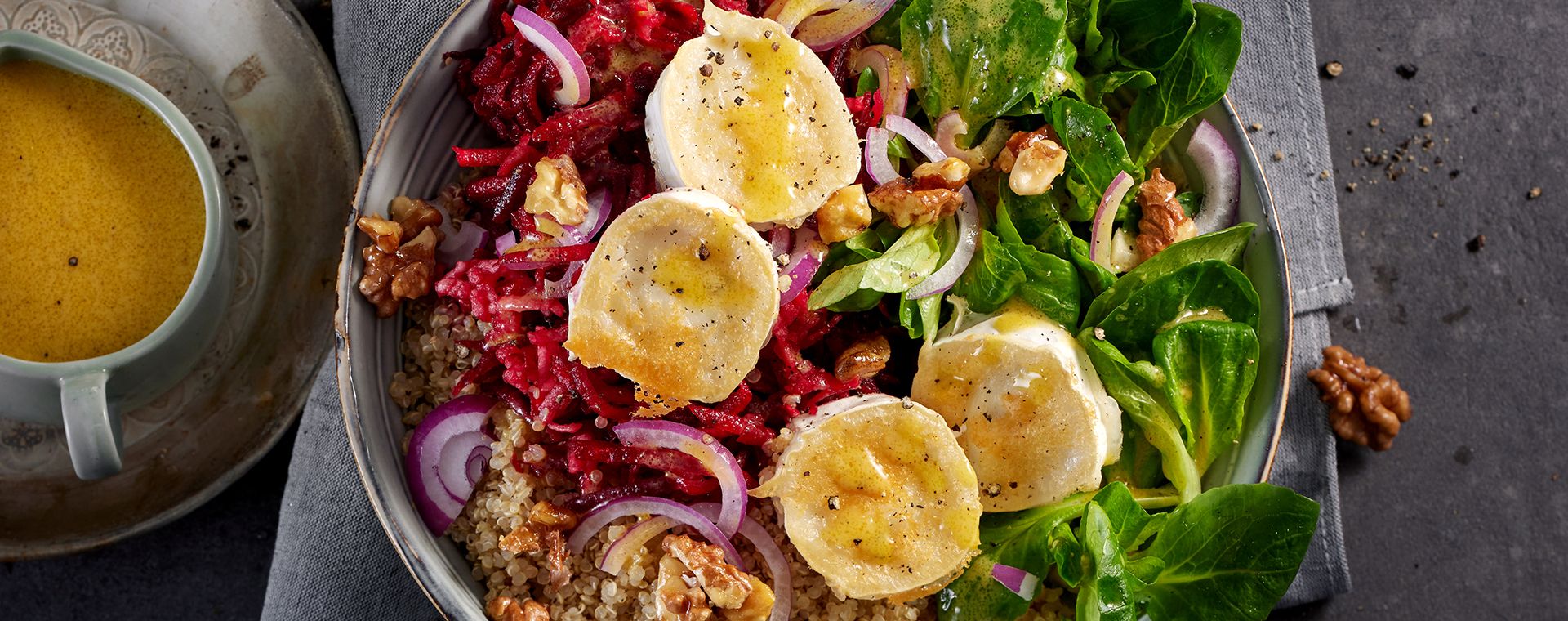 1 26 Bowl Mit Roter Bete Quinoa Und Ziegenkaese 1920x760px