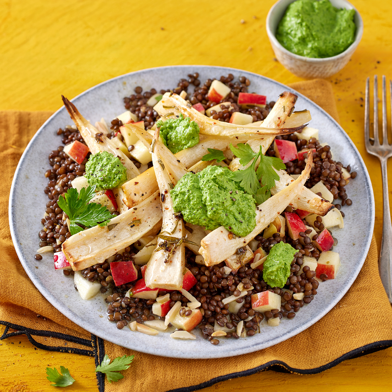 1 26 Gebackene Petersilienwurzeln Auf Linsen Apfel Salat 1600x1600px