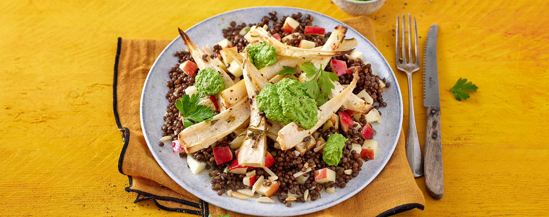 1 26 Gebackene Petersilienwurzeln Auf Linsen Apfel Salat 1920x760px