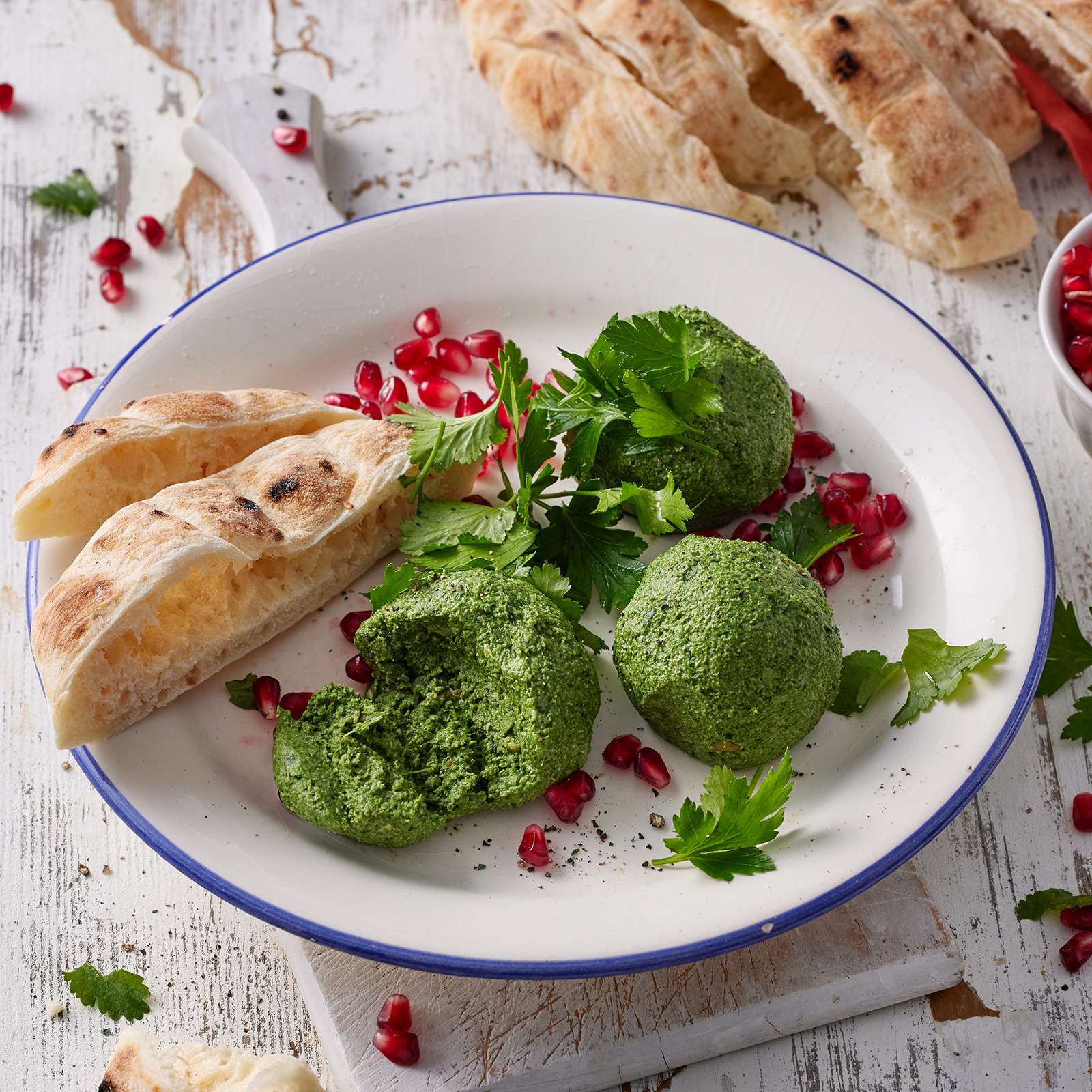 1 26 Herzhafte Pkhali Spinat Walnuss Baellchen 1600x1600px