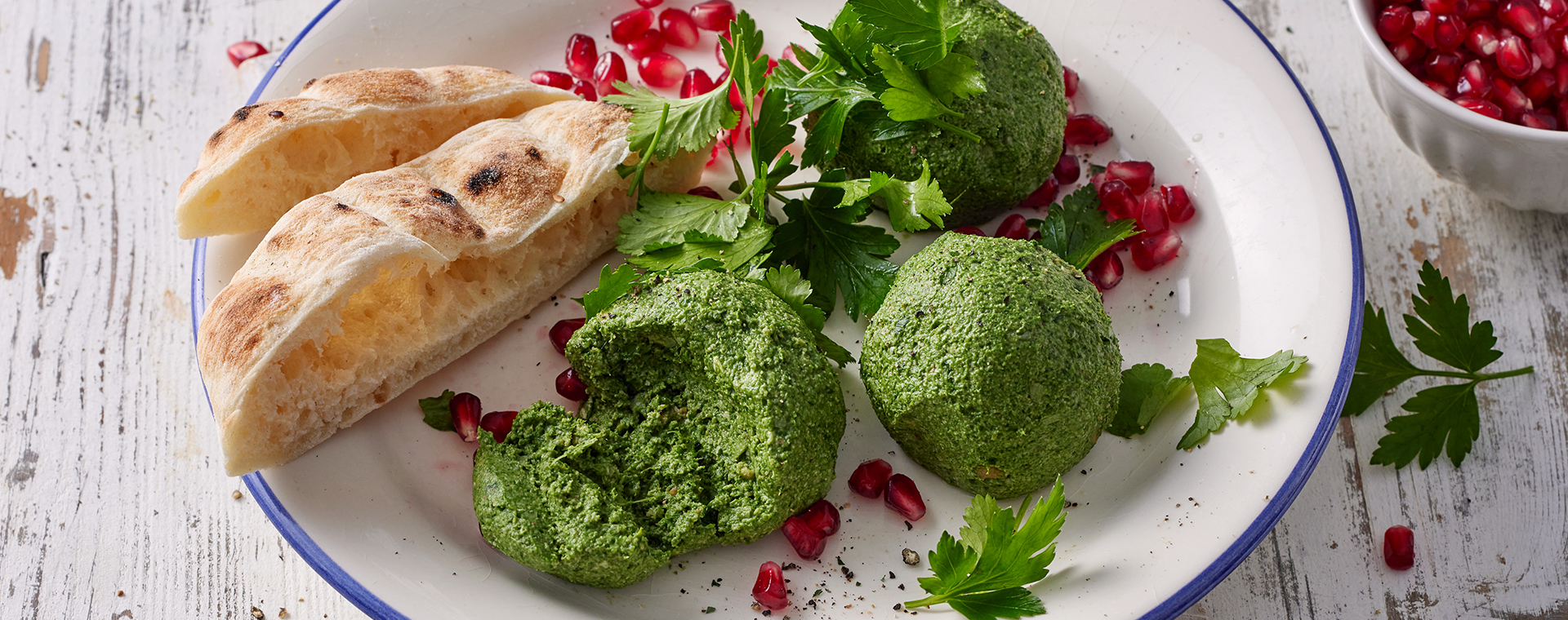 1 26 Herzhafte Pkhali Spinat Walnuss Baellchen 1920x760px